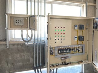 豚舎電気設備工事 の施工写真 3枚目
