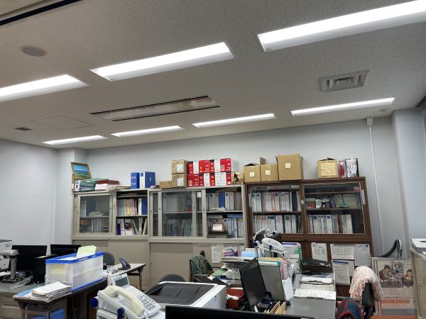 【長久手】Ａ棟１階事務部門長室内照明器具取替 の施工写真 2枚目