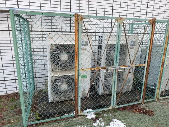 瀬戸市体育館事務室空調機取替工事 の施工写真 2枚目