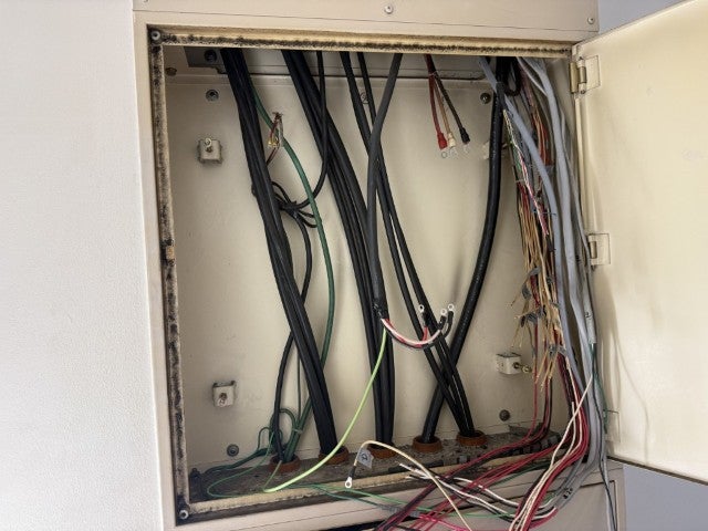 某所工場　分電盤更新工事 の施工写真 2枚目