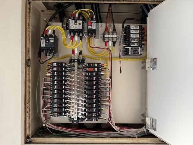 某所工場　分電盤更新工事 の施工写真 3枚目