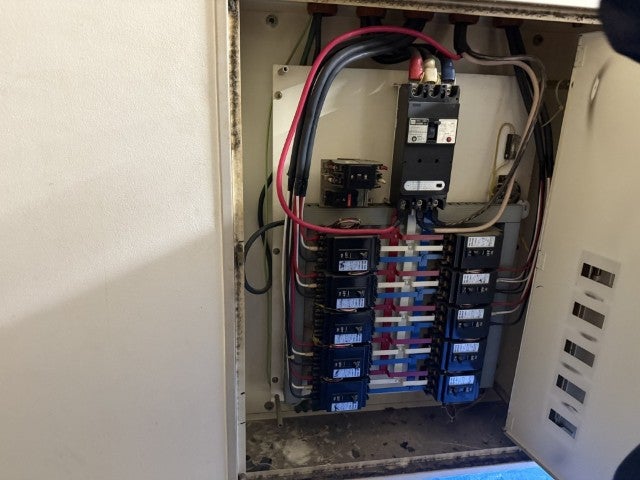 某所工場　分電盤更新工事 の施工写真 4枚目